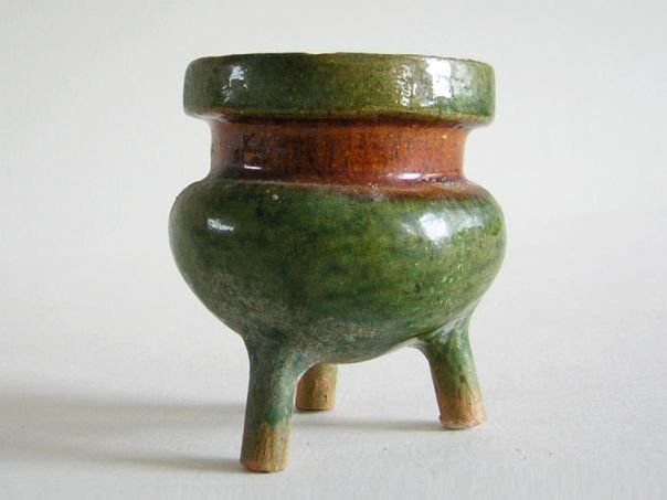 三脚圆形容器 -（2027-3）